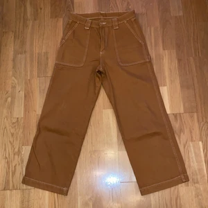 Bruna jeans   - Brun/orangea jeans. Modellen är cropped straight leg. 