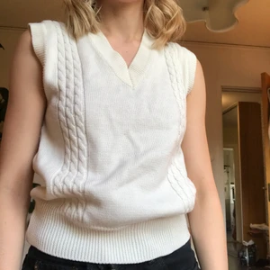 Vit stickad väst i bra skick - Det står strl L i den men sitter som en S, möjligen M