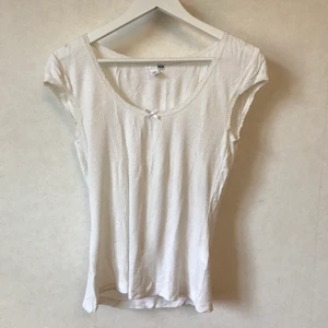 Vit ribbad tröja med spets, XS-S - Söt topp i vitt med spets och dekorativ rosett. Väldigt mjuk och skön! Passar XS-S.   Kan mötas i Stockholm eller skicka mot fraktkostnad! ✨🌸✨