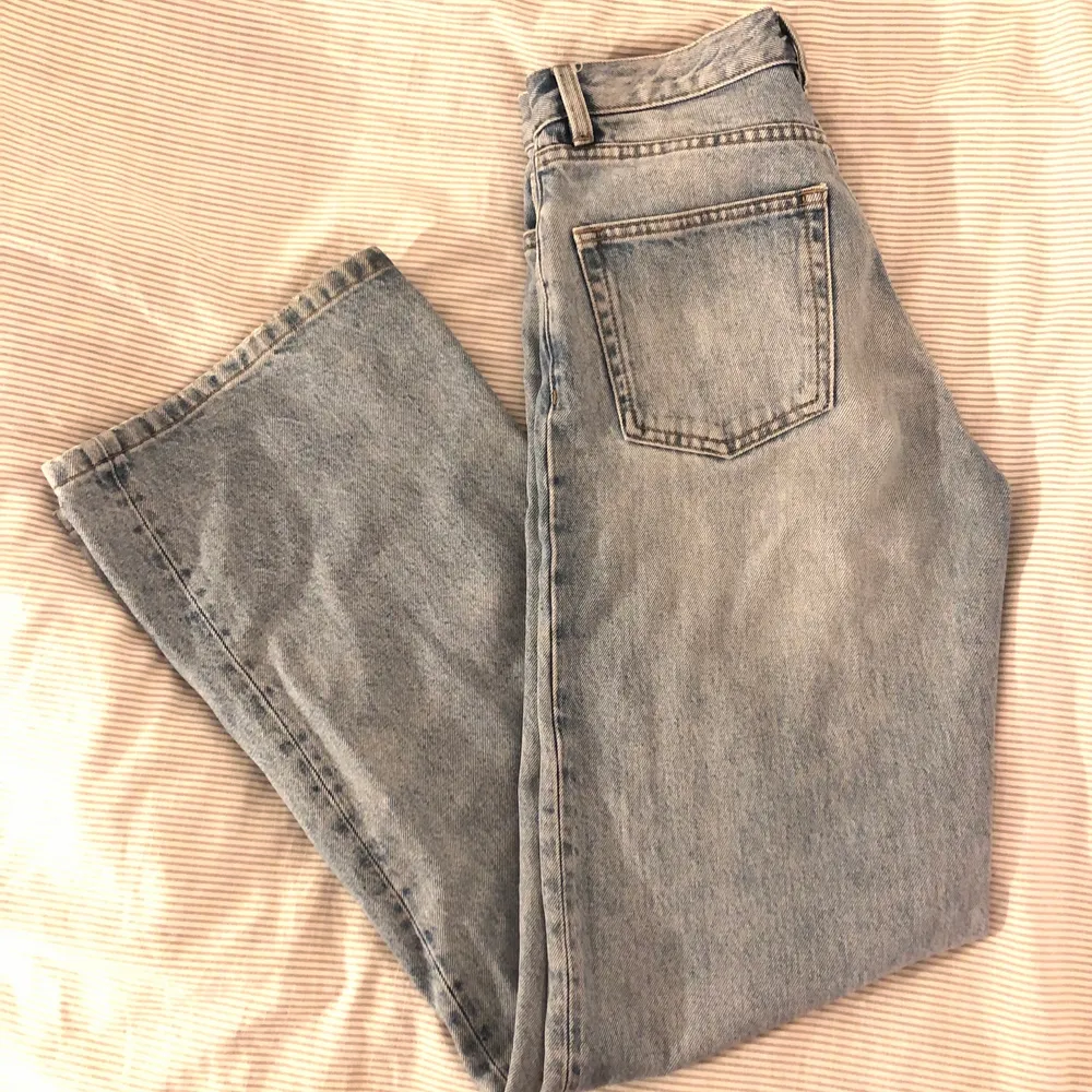 Monki Jeans i modellen Yoko, sjukt snygga jeans som tyvärr har blivit för små för mig🥲 . Jeans & Byxor.