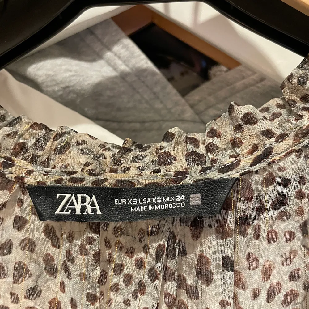 Säljer denna superfina klänningen från Zara som jag inte haft i mer en ett halvår. Vad jag vet är den inte längre tillgänglig att köpa på deras hemsida så den är mkt eftertraktad. Det är i storlek XS men passar alla från XS-M/S då jag är oftast en S och den är stretchig. Köpte för 600kr och knappt använd.. Klänningar.