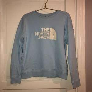 The North Face sweatshirt ljusblå - Jag säljer en The North Face sweatshirt i ljusblå färg, storleken är S (s/p) men passar som en Xs, Ordinarie pris: 700kr Mitt pris: 200kr (MEN priset kan diskuteras!), bra material, bra skick, använd ofta men har inga skador eller liknande, kan strykas innan varan fraktas om man vill, köparen står för frakten!!