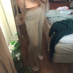 Stickade byxor - Sköna Stickade beiga byxor från madlady. Storleken är S. Köparen står för frakten.