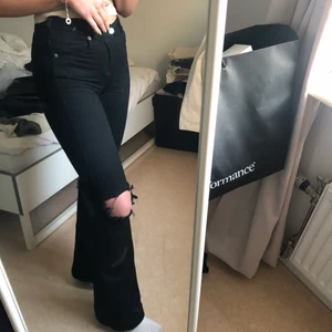 Svarta bootcut jeans  - Bootcut jeans med hål i knäna från Dr denim. Köpta för 500kr, använda maximalt 5 gånger. Storlek 32/xs. Frakten är inräknad i priset!