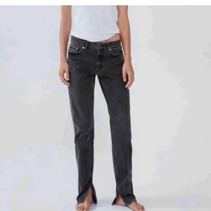 Byta mot 34 - Hej vill någon byta dessa superpopulära byxor fårn zara mot ett par i 34❤️Dessa är i 36 men lite stora!!