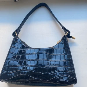 Svart väska från SHEIN 💗 - En svart väska från SHEIN. Är i bra skick då den aldrig är andvänd. Köpare står för frakt 💗