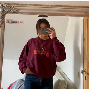 Sweatshirt  - En röd/lila sweatshirt med coolt tryck i fram. Den är lite nopprig i materialet. Men jättefin. 