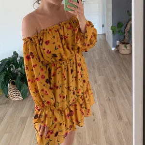 Klänning från Glamorous, st 38, 150kr - En oanvänd klänning köpt för 399:- säljs för 180:- pga används ej. Gul med rosa, gröna och svarta detaljer. Köparen står för frakten.