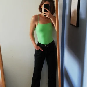 Neongrön Body BikBok  - Neongrön body från BikBok, supersnygg till solbränna i sommar! Säljer då den tyvärr inte kommer till användning! Använd ett fåtal gånger. Frakten ingår i priset ✨