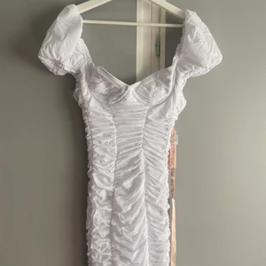 Vit klänning - Vit klänning ifrån oh polly, köpte för ett år sedan till studenten men den kom aldrig till användning. Aldrig använd. Storleken är uk 8 vilket motsvarar S/M den är ganska stretchiga jag är mellan S/M i klänningar och den passar bra på mig.