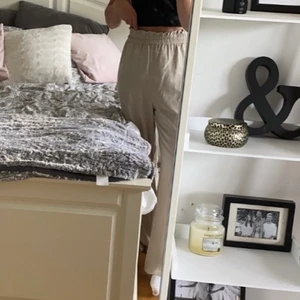 Linnebyxor - Jättefina linnebyxor från Pull & Bear 🤍 frakten ingår inte i priset (44kr) 🤍 buda i kommentarerna med startbud 140kr! på sista bilden ser man små små fläckar som jag tror inte går bort men de är inget som märks!
