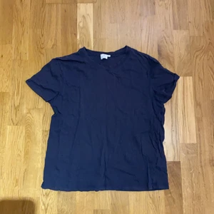Sunspel t-shirt - Säljer nu min sunspel t-shirt. Passar alla kön. Använts mycket sparsamt. Kostar cirka 1000 kr ny 