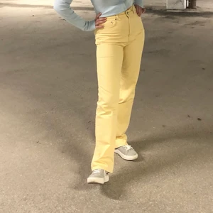 Gula jeans strl 38 - Använt dem här jeansen några få gånger p.g.a. att gul inte riktigt är min färg. Dem är i nyskick och inga skador. Dem passar både 36 o 38. Köparen står för frakten