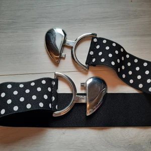 Resårskärp - Gulligt resårbälte. Från: ?(Tror Lindex elr liknande). Själva "hjärtat" är lite repigt men annars bra skick! Skicka meddelande för fler frågor elr bilder🥰