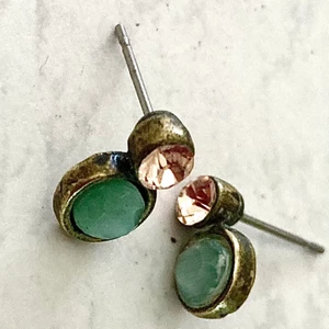 Örhängen  - Nickelfri gulmetall , glittrande stenar . Höjd 2 cm bredd1 cm. Från Dyrberg Kern .