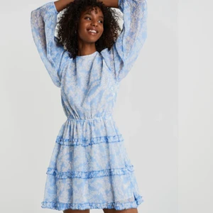 !SÖKER KLÄNNING! - Söker denna klänning från Gina Tricot stl XS. Rimligt pris. Hör gärna av er i dm om ni säljer🥰