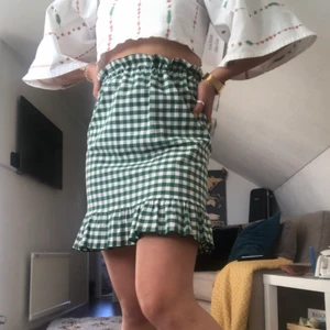 Rutig kjol  - Supersöt och bekväm kjol gjord av mig av återvunnet tyg🍀🍀 perfekt nu i sommar med ett mönster och färg som passar till allt och resår i midjan så de passar allt från xs till M 💕 kan både posta och mötas upp i Uppsala💌 Pris kan diskuteras vid smidig affär ☺️