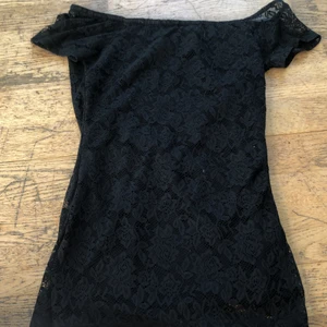 Off shoulder tröja i strl XS från lager 157 - Off shoulder tröja i väldigt bra skick andvänder några få gånger för väldigt länge sedan men den har blivit för liten i armarna men tipsar verkligen