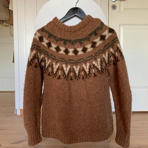 Vintage stickad tröja - Vintage stickad tröja köpt på Beyond Retro i Göteborg. Sjukt najs och sitter bra men har för många. Perfekt oversized på någon slm har ca 36/38.