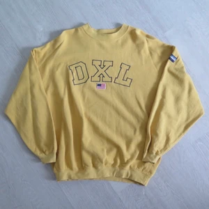 dxe sweatshirt - Gul DXE sweatshirt strl L. Passar bra som oversize om man har mindre strl :) 66 kr spårbar frakt. Skicka meddelande vid frågor/fler bilder! använt skick, någon fläck här och där - se bilder :) Notera att små defekter kan finnas då den inte är ny. Större brister nämns tydligt i annonsen/visas på bild. OBS! Bud är bindande!!!!!!! 