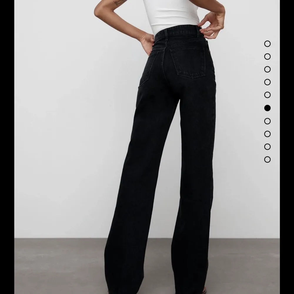 Svarta jeans från zara strlk 32 i fint skick💕 passar ca 164-167 i längd, använda 2 ggr!🤍. Jeans & Byxor.