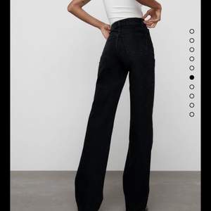 Svarta jeans från zara strlk 32 i fint skick💕 passar ca 164-167 i längd, använda 2 ggr!🤍
