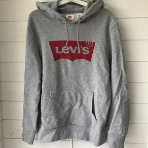Levis Hoodie - En grå hoodie från levis i strl M. Den är använd väldigt få gånger och i väldigt bra skick. Säljer pågrund av att den inte används längre. Köparen står för frakten✨