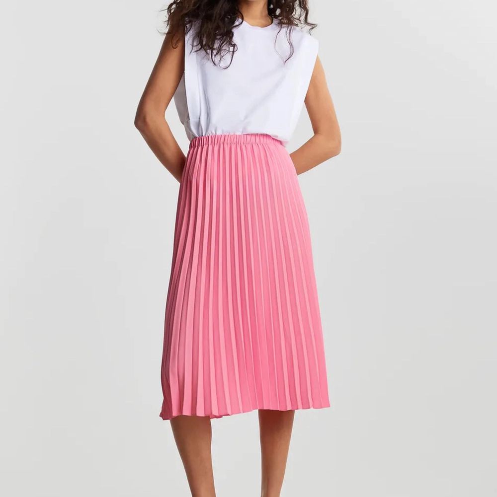 Rosa plisserad kjol - Gina Tricot | Plick Second Hand
