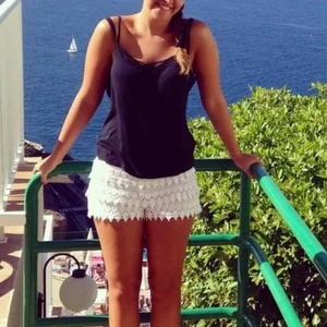 Vita shorts, storlek S/M - Bomullshorts med virkmönster. Elastiskt band kring höfterna. Längd 21 cm. Bomull 95% Elastan 5 %. I gott skick.