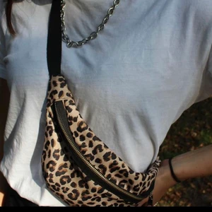 Leopardväska - Säljer denna snygga väska, tyvärr inte använt på väldigt länge. Frakten ligger på 66kr om d vill ha spårbar och 45kr om du inte vill ha spårbar!