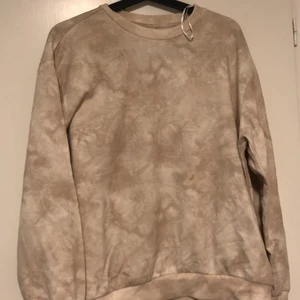 tie dye Sweatshirt  - Den sitter som I'm set vore en L så den är overzize tycker om den jätte mycket men måste rensa min garderob o h har inte använt den mer än 2 ggr