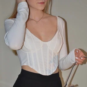 Korsett topp - Superfin korsettopp som tyvärr inte passar mig🌷 Finns fortfarande att köpa på Nelly.com (och säkert på flera hemsidor?) men då till ett högre pris💗 Min kompis på bilden har vanligtvis storlek S på överdelar och den sitter väldigt bra på henne💕  