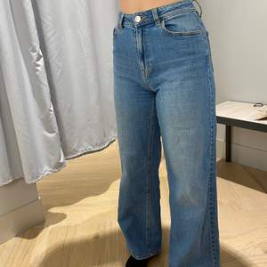 Blåa jeans i storlek S. Frakten ingår inte i priset 