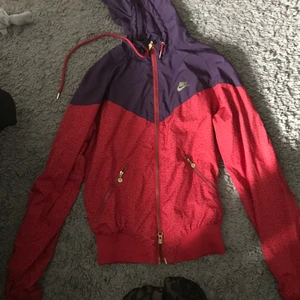 Nike träningsjacka  - Knappt använd Nike jacka - frakt tillkommer - katt i hemmet. 