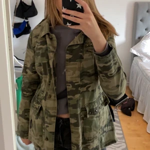 Camo jacka  - Jättesnygg camoflagejaka med guldiga nitar💚 Storlek 12 som motsvarar 38/40 men passar även mindre, ❗️Högtsa bud 140kr❗️