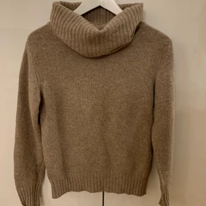 Cashmir tröja  - Beige cahsmir tröja. Väldigt bra skick. Tröjan är köpt i Italien i en cashmir butik. Storlek: Small