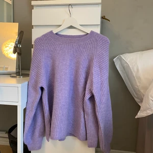 Lila stickad tröja  - Säljer en lila stickad tröja från Weekday. Skicka ett meddelande om ni har någon fråga🤎