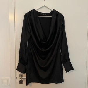 festklänning - använd 1 gång på nyår, bra skick! skulle säga att den passar en 36a