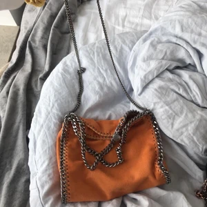 Orange stella mccartney väska - INTRESSEKOLL PÅ MIN STELLA MCCARTNEY VÄSKA!!!! (Vet inte än om jag ska sälja) jag funderar alltså på att sälja min såååå fina stella mccartney väska, den är använd och har lite defekter. Kan skicka bild om ni vill. Men kan användas ett tag till❤️💕❤️💕❤️💕