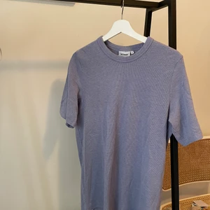 Pastell shirt - En pastell-lila tshirt från weekday i bra skick.