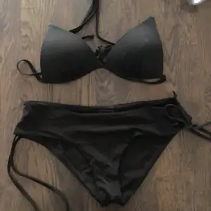 Svart bikini med lite push up. Underdelen går att justera vid sidorna. Vill ni bara köpa en del går det också bra för de är ej köpta tillsammans från början. 