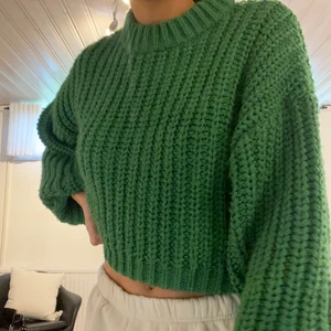 Grön skön tröja - Jättehärlig grön och fin stickad tröja. Knappt använd och jätteskön nu till sommarkvällar 💘💘