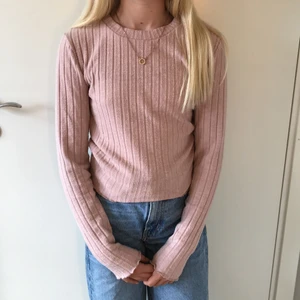 Ginatricot - Rosa tunn långärmad tröja från Ginatricot, räfflat tyg med vågit på ändarna. Storlek xs har du storlek S så kan den bli lite tajt och kort . Lite norpigt tyg. 