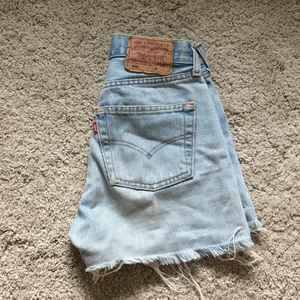 Levis shorts W27 - Vintage Levis shorts i superfin ljusblå färg. Finns i Lund, skickar även Postnord spårbart.✨