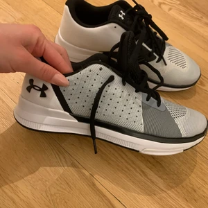 Under armour träningsskor OANVÄNDA - Oanvända skor från under armour. Passar tyvärr inte mig, super fina ☺️ går att använda både till vardags och till träning 