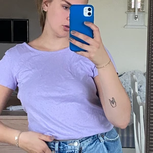 söt topp - jättefin topp ifrån monki i pastelllila färg💜 toppen har öppen rygg och sitter jätte fint i ryggen! (skriv för bilder)