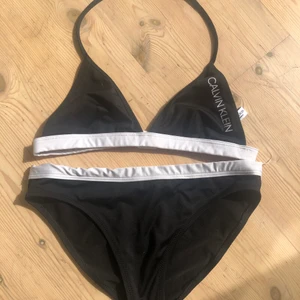 Calvin Klein bikini  - Jätte fin Calvin Klein bikini med bröstinläggen utagna. ⭐️Betalning sker via Swish⭐️ ⭐️Allting tvättas såklart innan det skickas⭐️ 