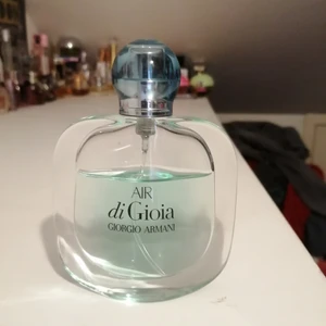 Air di Gioia parfym - Har tyvärr tröttnat på denna så säljer den. En fräsch doft som passar nu till sommaren. 30 ml edp från början, använd enligt bild. Frakt tillkommer med 45 kr i postens påse 🌸