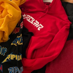 Polar hoodie - Röd hoodie från Polar i toppskick. Bara använd en kort stund. Säljer då den är för stor för mig.