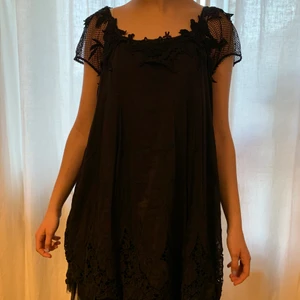 Söt klänning - Jättesöt och verkligen superskön klänning med flera lager tyll. Väldigt luftig och med fina blomdetaljer!!❣️